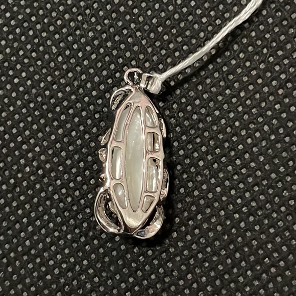 NWT Stunning Mother of Pearl Pendant - Picture 2 of 5